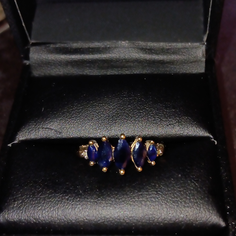 10 Kt Gold Graduated Marquis Cut 5 Stone Sapphire ring with diamond chips